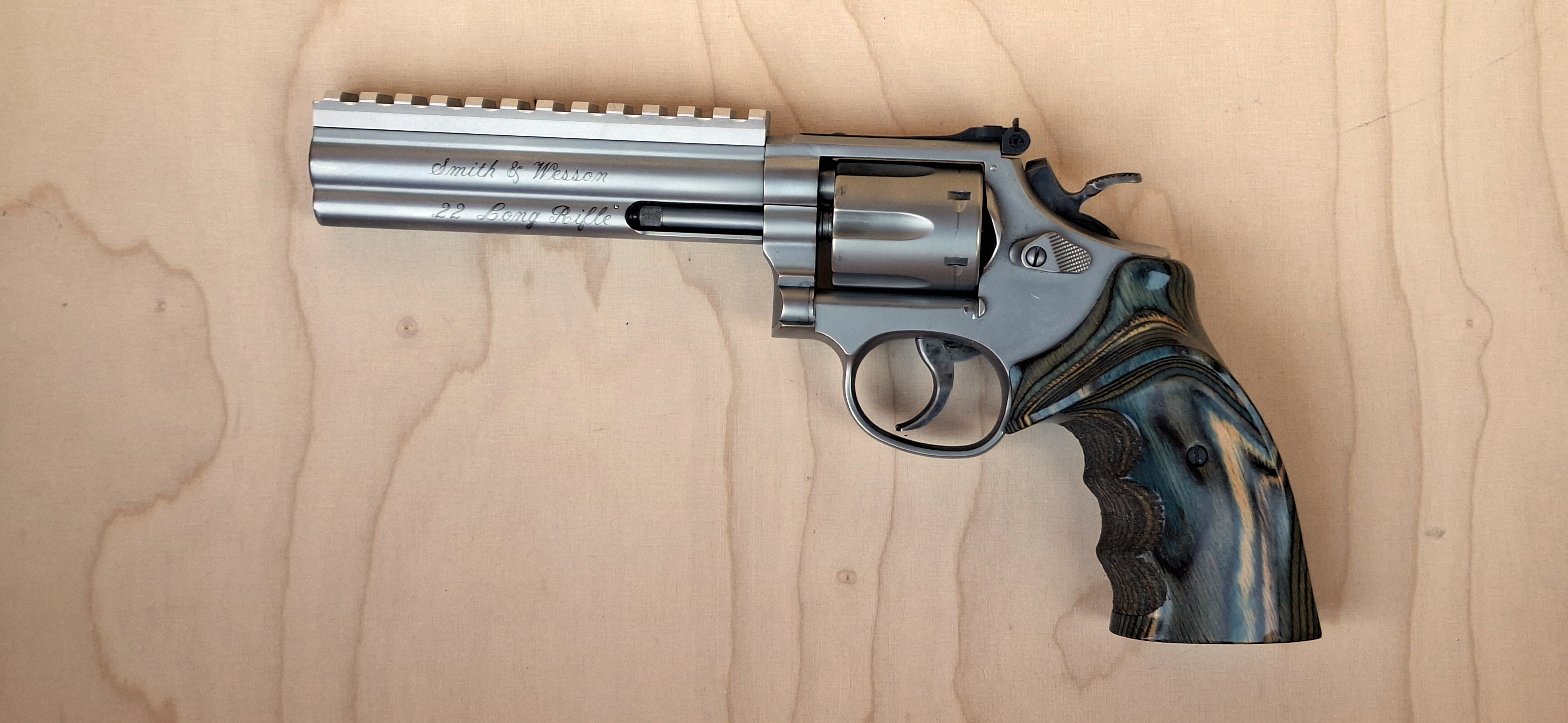 Smith_Wesson_617-1 pienoisrevolveri-1.jpg